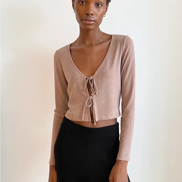 Aritzia tie front top - Picture 1 of 2